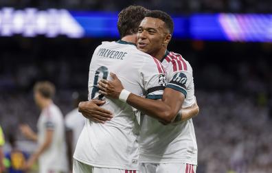 Fede Valverde y Kylian Mbappé, goleadores del partido, se abrazan tras el tanto del urguayo
