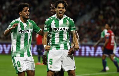 Marc Bartra celebra uno de sus tantos al Lilla