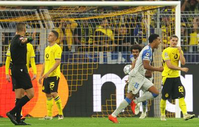 Santiago Mourino , del Villarreal, celera el empate contra el Borussia Dortmund