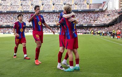 Rodri Hernández (2º por la izda.) celebra junto a sus compañeros uno de los tantos anotados por Fermín durante el encuentro contra el Valencia en Mestalla