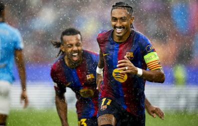 El jugador del Barcelona Raphinha, celebra su primer gol contra el Feyenoord