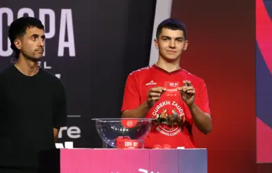 El jugador del Baztan Jon Garbalena, presente en el sorteo de la eliminatoria previa de la Copa del Rey, lleva la camiseta dedicada a Gorka Goñi