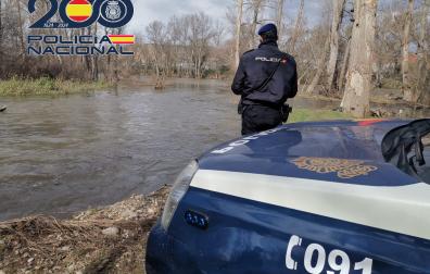 Imagen de un agente de la Policía Nacional durante la búsqueda del desaparecido