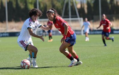 Marina Pérez, autora del 3-1, pugna con la madridista Zuazo