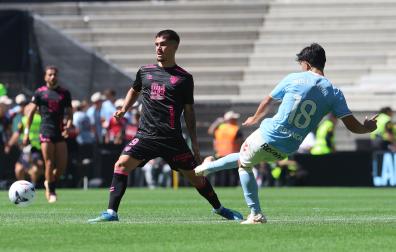 El jugador del Celta Carlos Pérez pugna por un balón con Carlos Ruiz (i) del Málaga