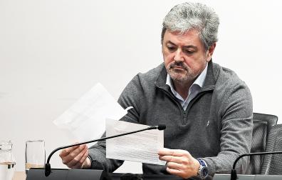 El dueño de Servinabar, Antxon Alonso, en su comparecencia en el Parlamento.