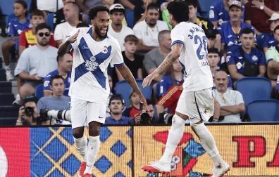 Pierre-Emerick Aubameyang celebra con un compañero su gol que sirvió para que el Dépor sacara un punto en Getafe