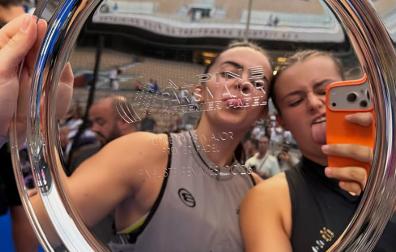 Claudia Fernández y Martina Calvo, reflejadas en el trofeo de subcampeonas del Alpine París Major Premier Padel