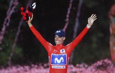 El ciclista Enric Mas, del Movistar, vencedor de La Vuelta, en el podio tras la 21 y última etapa con salida y meta en Granada
