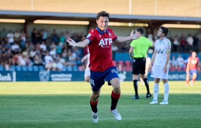 Yoel Villamayor celebra su gol que ponía el 1-1 en el marcador gracias a un gran pase de Asier Bonel