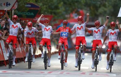 El ciclista Enric Mas (en el centro) junto a sus compañeros del equipo Movistar, a su llegada a meta en la última etapa de la Vuelta a España