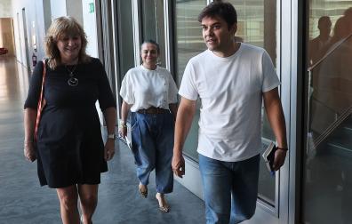 Los miembros de Geroa Bai, Ana Ollo, Blanca Regúlez y Pablo Azcona, camino de la reunión