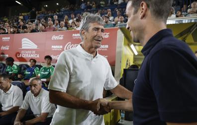 El entrenador del Betis Manuel Pellegrini (izda.) saluda a Íñigo Pérez, entrenador del Villarreal, antes del inicio del choque