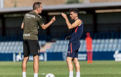 Luis MIguel Ramis y Kike Barja conversan durante el entrenamiento de este 15 de septiembre en Tajonar