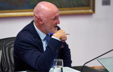 El portavoz parlamentario de UPN, Javier Esparza, escucha las explicaciones de la presidenta María Chivite sobre el desenlace de las obras de Belate