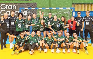Las jugadoras del Replasa Beti-Onak celebraron la victoria en tierras canarias al concluir el partido