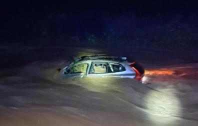 Coche arrastrado por las riadas en Olivella