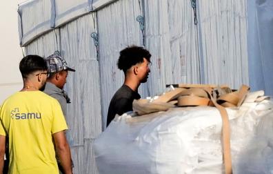 Inmigrantes acceden por el control y registro para de acceder al campamento temporal en muelle Poniente del puerto de Ceuta