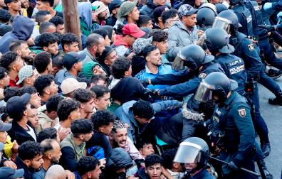 Traslado de migrantes asentados en la playa de Benítez, este viernes