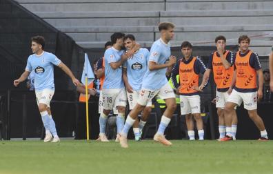 Los jugadores del Celta celebran el cuarto gol del equipo ante el Racing