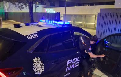 Asistencias, en el exterior de la clínica Padre Menni