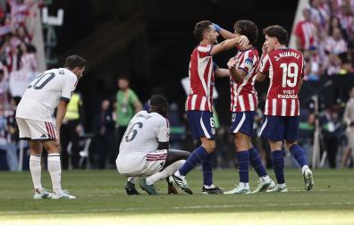 Los jugadores del Atlético celebran la victoria ante el Real Madrid en el Metropolitano