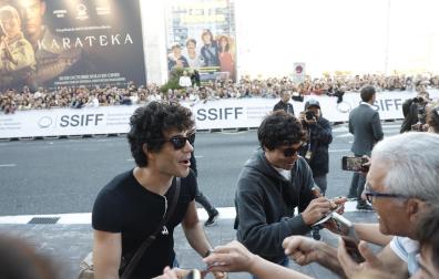 Javier Calvo y Javier Ambrossi firman autógrafos a su llegada al Festival de Cine de San Sebastián