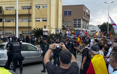 Altercados registrados a la salida del puerto de Ceuta, donde varias decenas de personas se han concentrado coincidiendo con la llegada a la ciudad autónoma de integrantes del colectivo ‘Negu Gorriak/Derecho a Techo’