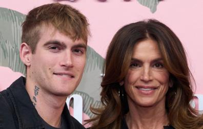 Imagen de archivo del 14 de marzo de 2024 que muestra a la modelo estadounidense Cindy Crawford junto a su hijo Presley Gerber
