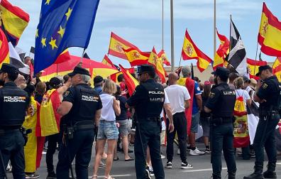 Cordón policial en la frontera del Tarajal de Ceuta durante una marcha protesta por la crisis migratoria