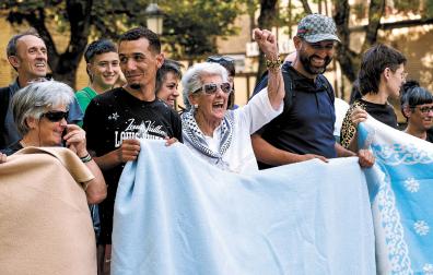 El colectivo Negu Gorriak/Derecho a Techo, durante la concentración celebrada ayer en Pamplona