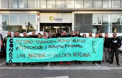Parte de los empleados de Conasa que han iniciado la huelga ante las instalaciones de Mutilva