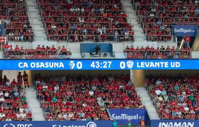 Aspecto de la grada de El Sadar en el primer partido de Liga contra el Levante, y el nuevo anillo informativo y de publicidad instalado