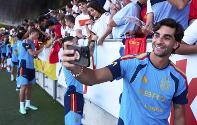 El delantero de la selección española Ferrán Torres se fotografía con los aficionados antes del entrenamiento en la Ciudad del Fútbol de Las Rozas (Madrid)