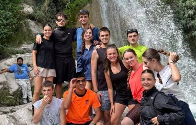 Iranzu Zozaya (centro) junto a sus amigos del Eramus, en la cascada de Ahuehuetla, en el estado de Puebla