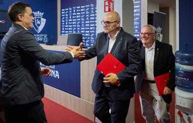 Cata Prieto saluda al directivo Ignacio Busto tras su presentación. Detrás, Luis Sabalza