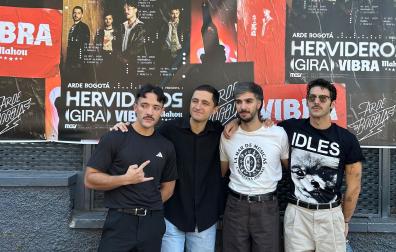 Los componentes de Arde Bogotá posan en la Sala La Riviera donde este miércoles salieron a la venta exclusivamente de manera física, las entradas de su nueva gira, 'Hervideros Vibra Mahou’