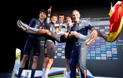 La selección española juvenil sujeta al nuevo campeón del mundo, Benjamín Noval.