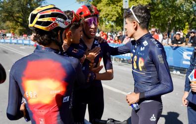 Héctor Álvarez, plata en la prueba de ruta sub-23, junto al resto de sus compañeros