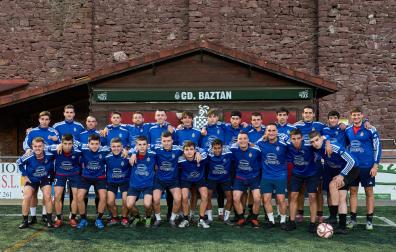 La plantilla y el cuerpo técnico del Baztan posa en Giltxaurdi antes de la sesión del pasado jueves