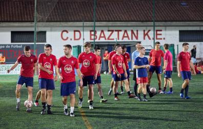 Los jugadores del Baztan lucen una camiseta en homenaje a Gorka Goñi