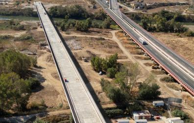 Imagen del viaducto del Tren de Alta Velocidad sobre el Ebro, a la izquierda, con el de la autopista AP-15 a su lado