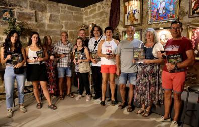 Los participantes en la visita guiada y la cata con la que se presentó en Olite el nuevo número de Conocer Navarra