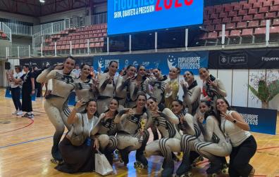 Las patinadoras júnior del CPA Noáin celebran el bronce.