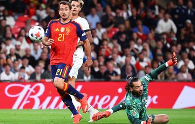 Con este sutil toque Mikel Oyarzabal supera al meta James Trafford para subir el 2-3 al marcador de Wembley