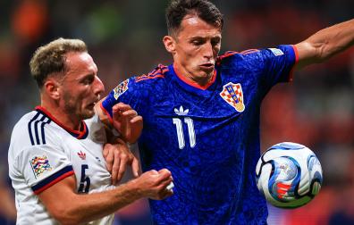 El rojillo Ante Budimir pelea por el balón con el jugador checo Vladimir Coufal