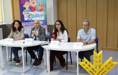 Cristina Delgado Matarranz (presidenta de ADANO), Javier Martínez Lasa (Acción Social de Caja Rural de Navarra), Ana Carolina Andrade Biaggi (UPNA) y Fermín Mallor Giménez (UPNA)
