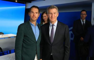 Sergio Sayas y Alberto Núñéz Feijoo se han fotografiado juntos tras la reunión este lunes 28 de septiembre de la Junta Directiva Nacional del PP, que ha nombrado a Sayas presidente de la comisión gestora que dirigirá el partido