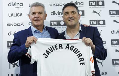 El técnico mexicano Javier Aguirre y el director deportivo del club, Braulio Vázquez, durante la presentación del nuevo entrenador del Valencia CF