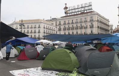 Unas seiscientas personas amanecieron este lunes acampadas en la madrileña Puerta del Sol en protesta por la situación de la vivienda